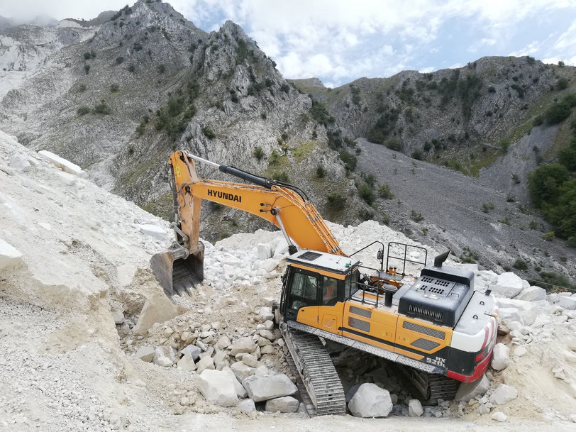 Hyundai HX520L graafmachine speelt een belangrijke rol in de marmergroeve van Colonnata